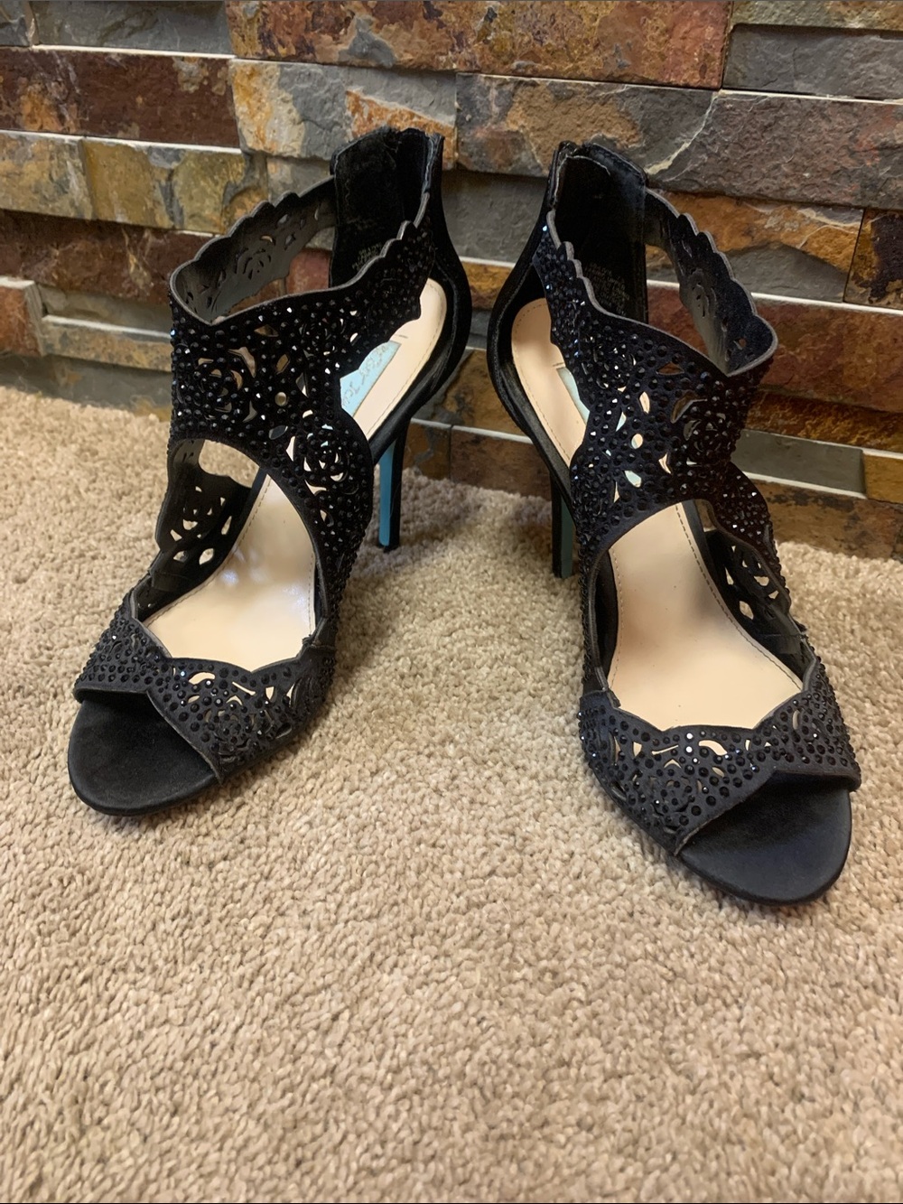 Betsey Johnson blu livie 7.5 Black Laser-Cut Open-Toe Heels